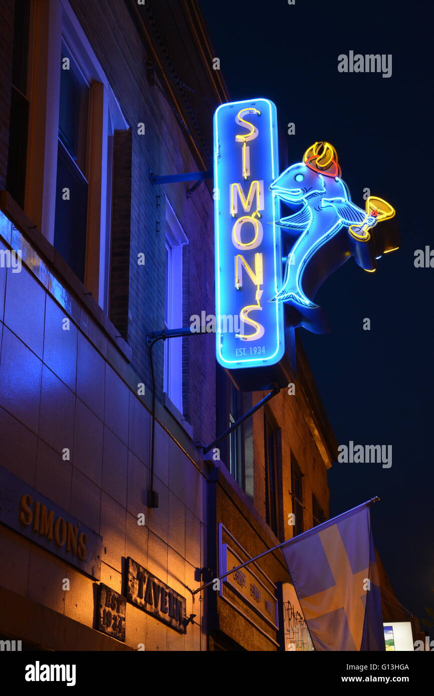 Il 1934 segno al neon con pesce viking logo per Simon's pub nel lato nord Andersonville quartiere di Chicago. Foto Stock