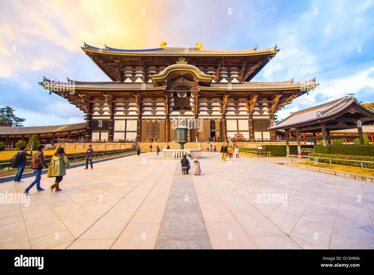 Nara, Giappone - 1 Dicembre 2012: Tempio di Todai-ji è un tempio buddista complessa, che una volta era uno dei potenti sette grandi Temp Foto Stock
