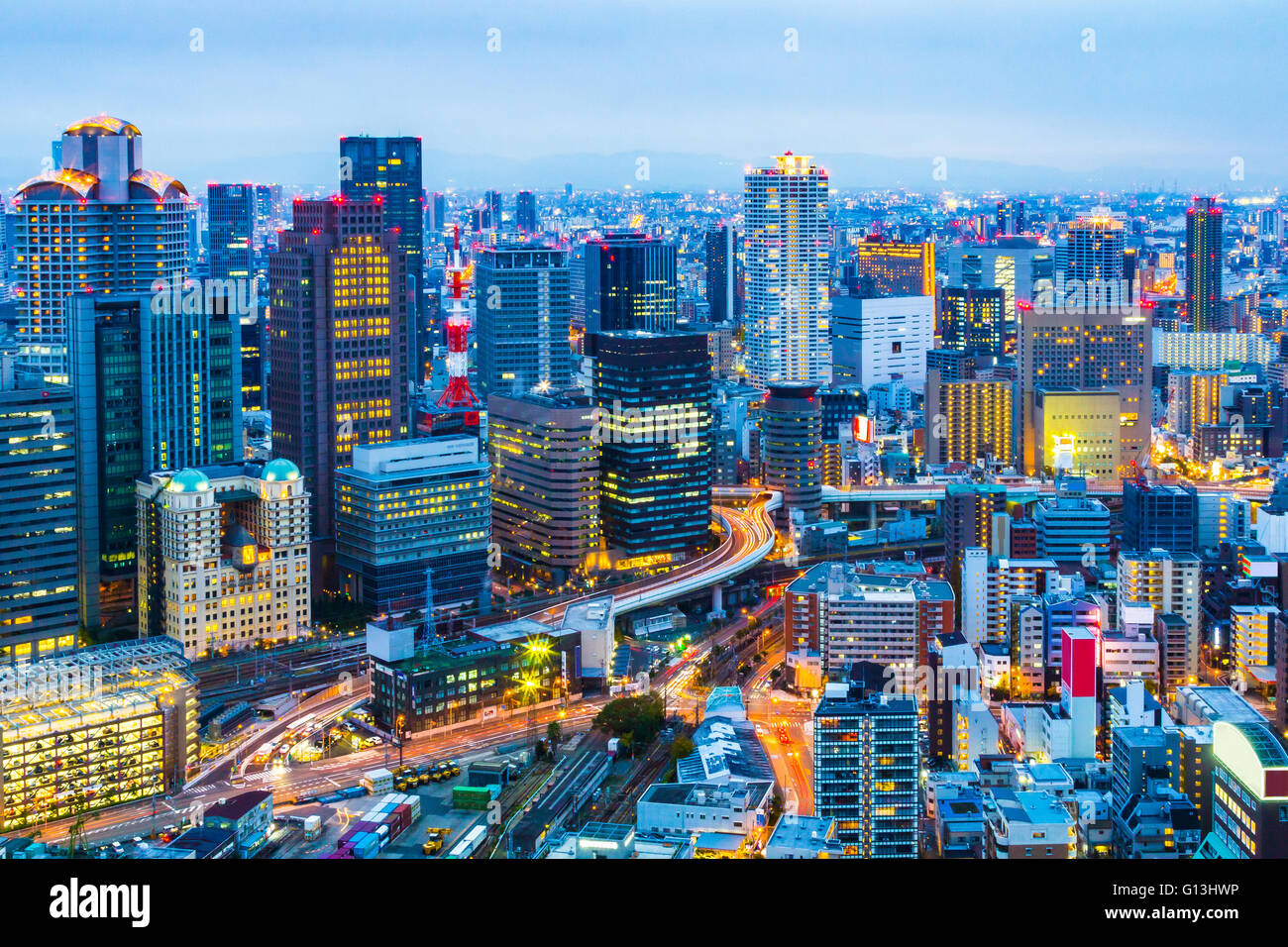 Notte a Osaka city skyline in Giappone. Foto Stock