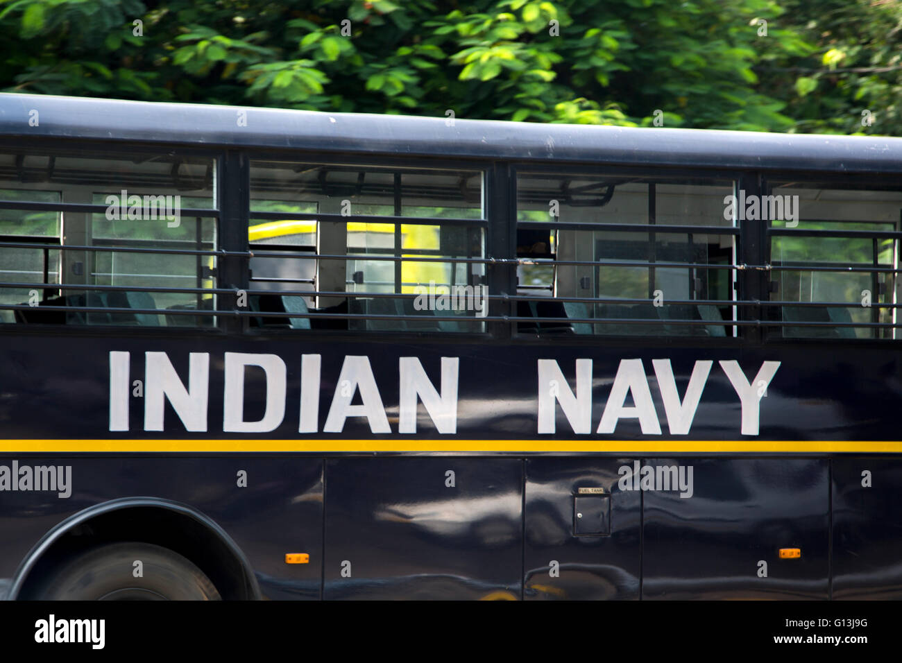 Marina indiana la scrittura su un bus in Mumbai, India Foto Stock