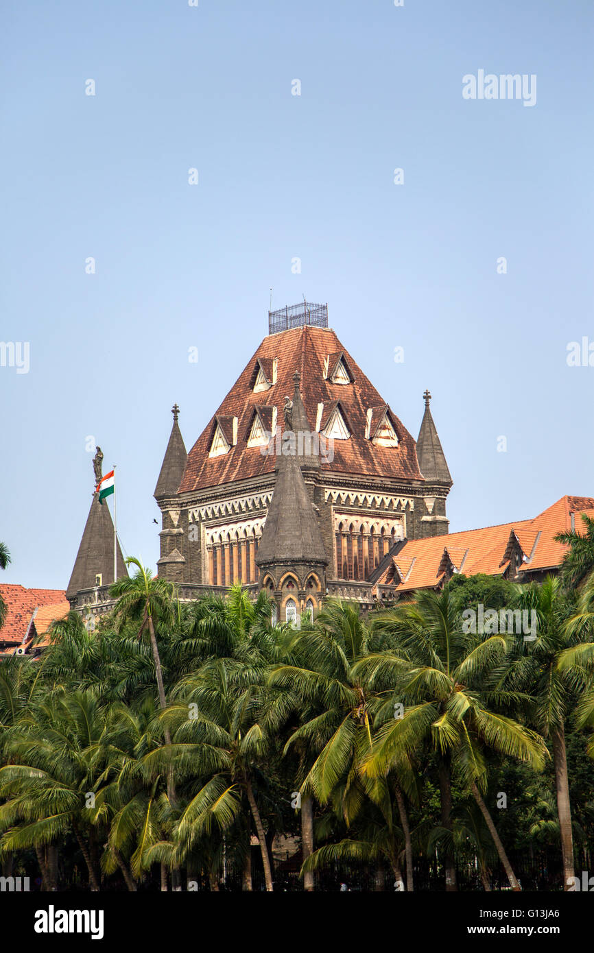 Parte superiore dell'edificio di Bombay Alta Corte di Mumbai, India Foto Stock
