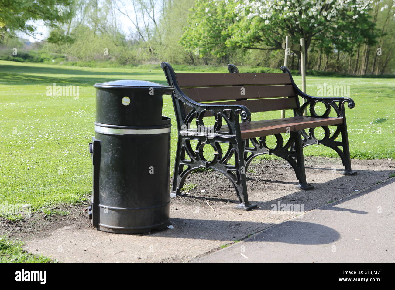 Una panchina nel parco e alla cintura bin in un parco Bourne Lincolnshire UK Foto Stock