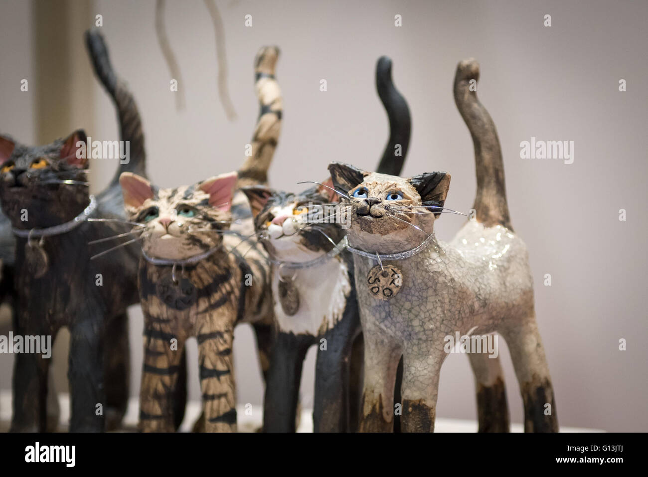 Argilla fatti a mano cat figure figurine presso il National Pet Show presso il centro Excel 7 Maggio 2016 a Londra, Regno Unito. Foto Stock