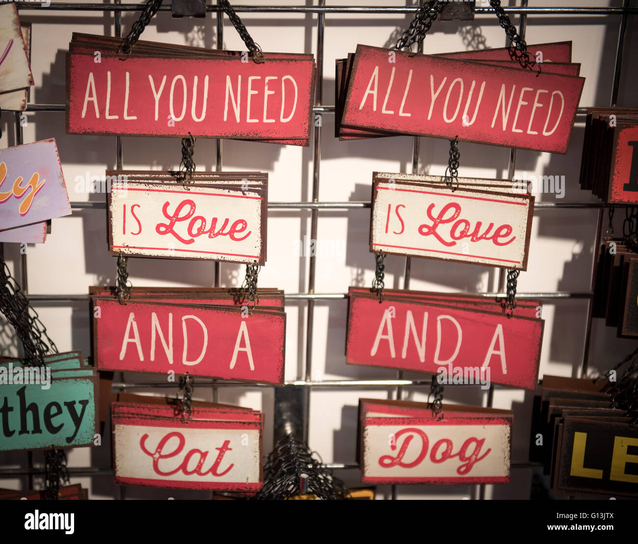 Tutto ciò di cui hai bisogno è amore e di cane e di gatto segno presso il National Pet Show presso il centro Excel 7 Maggio 2016 a Londra, Regno Unito. Foto Stock