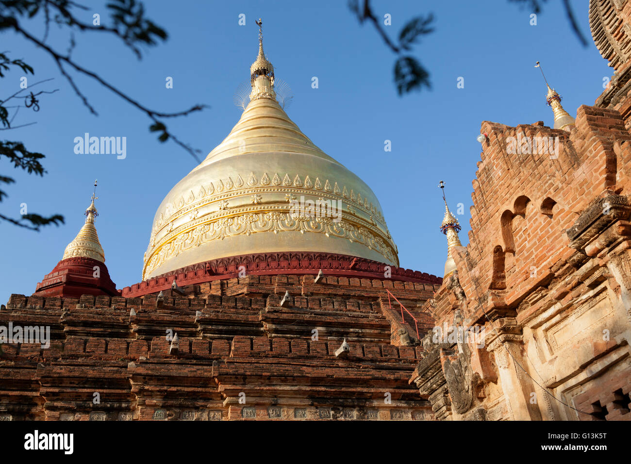 Il Paya Dhammayazika nei dintorni della nuova Bagan (Myanmar), con la campana a forma di cupola dorata. Le temple Dhammayazika. Foto Stock