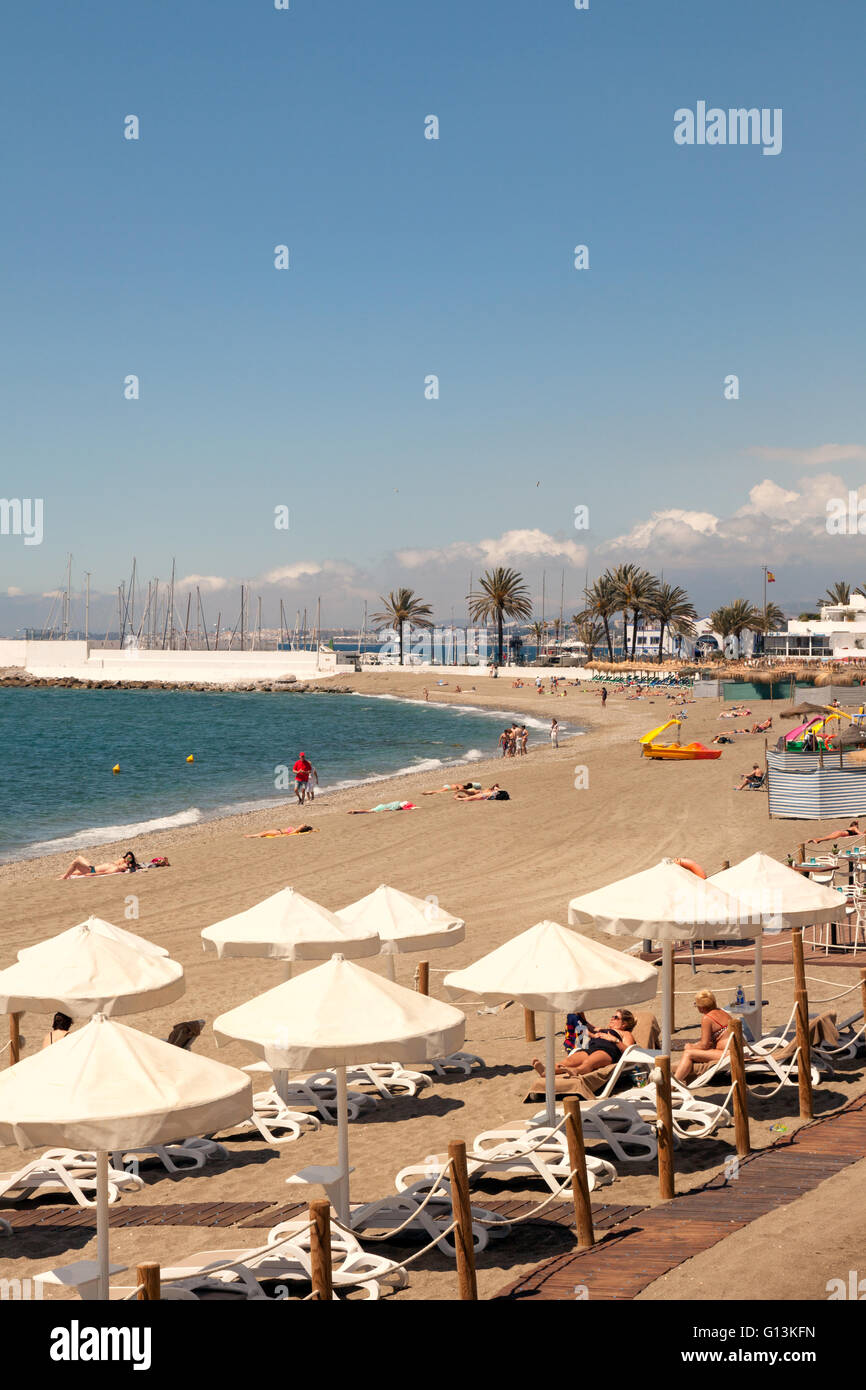 La gente a prendere il sole sulla spiaggia Playa de la Venus - spiaggia di Marbella Marbella, Costa del Sol, Andalusia, Spagna Foto Stock