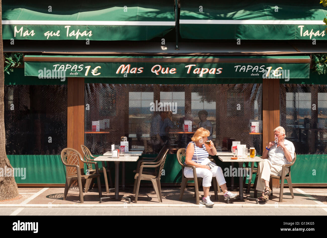 Un giovane seduto a bere un tapas bar, Marbella Andalusia Spagna Foto Stock