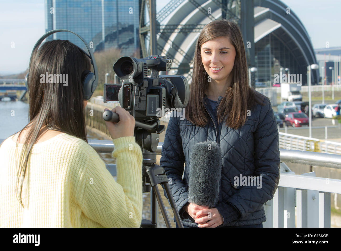 Studenti di media di riprese in Glasgow dal fiume Clyde Foto Stock