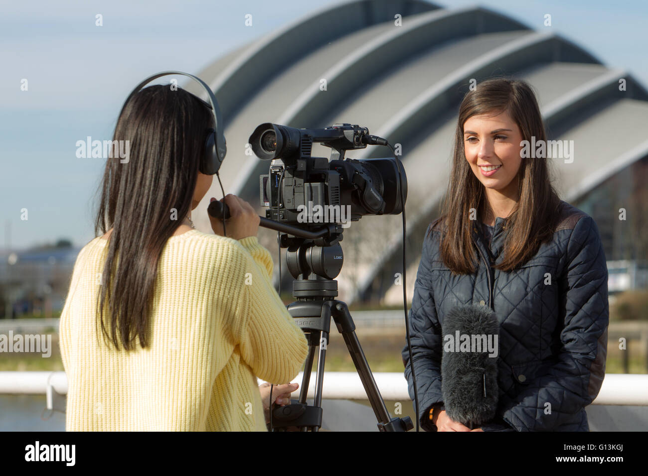 Studenti di media di riprese in Glasgow dal fiume Clyde Foto Stock