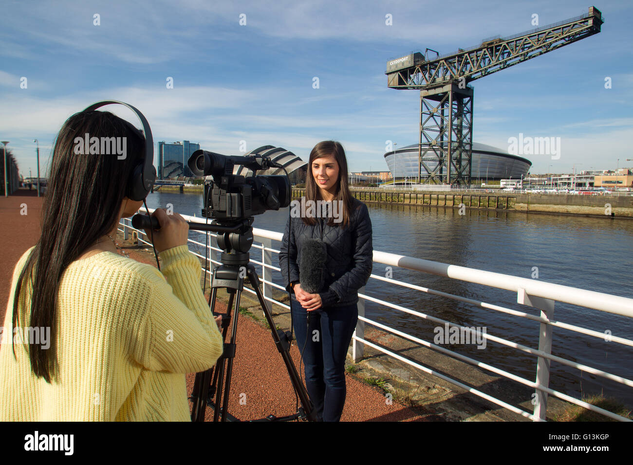 Studenti di media di riprese in Glasgow dal fiume Clyde Foto Stock