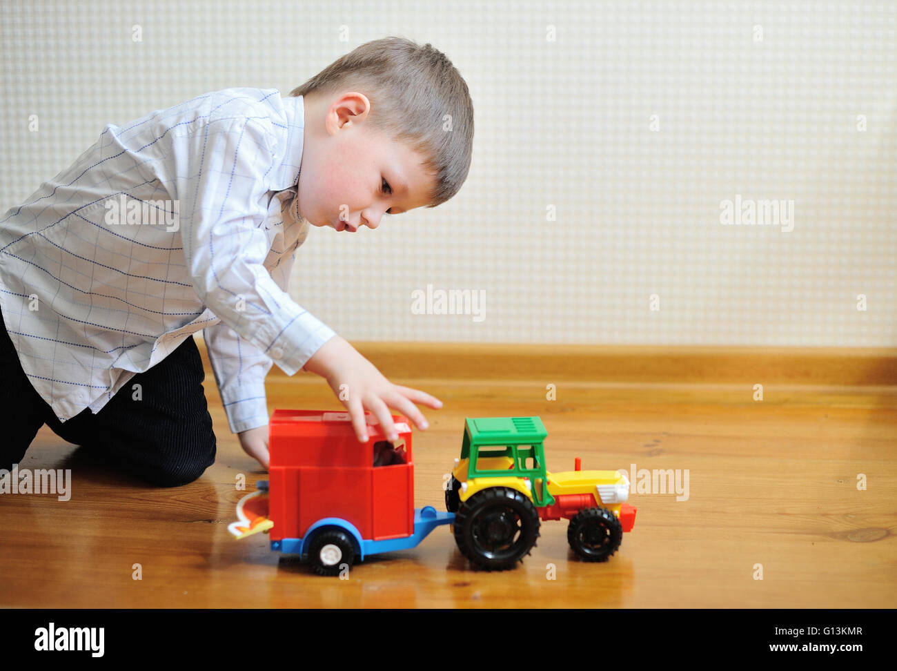 Bambino toddler boy giocando con il giocattolo auto in ambienti interni Foto Stock