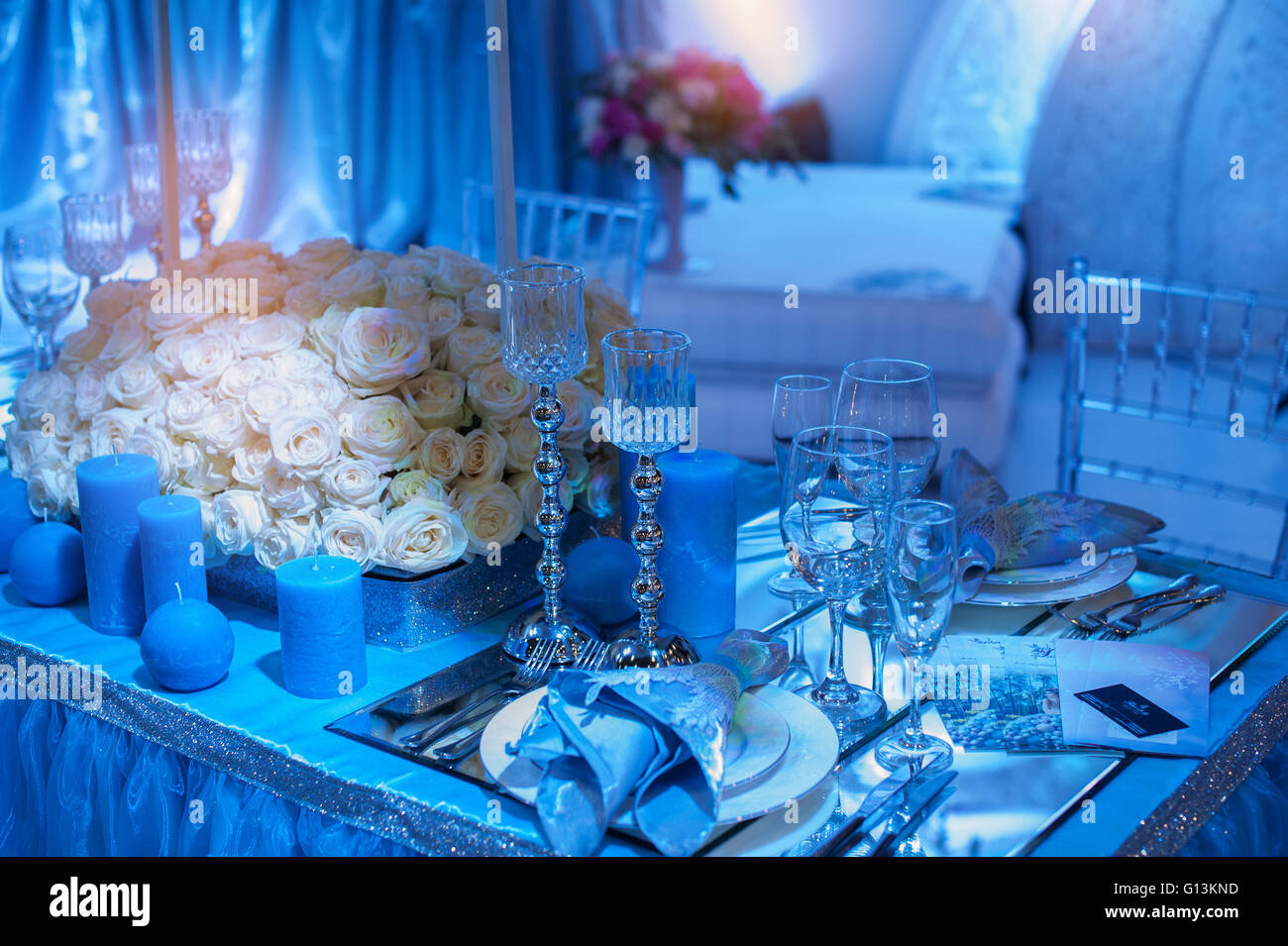 Decorazioni per matrimoni di fiori per cerimonia nei toni del blu Foto Stock