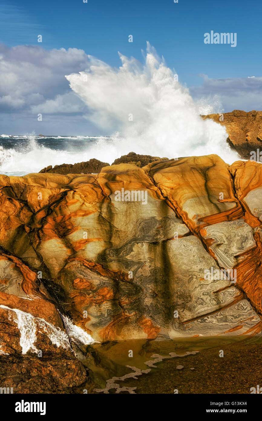 Le onde del mare e alta sterlina surf le scogliere di arenaria del punto Lobos Riserva Naturale Statale della California Big Sur Costa. Foto Stock