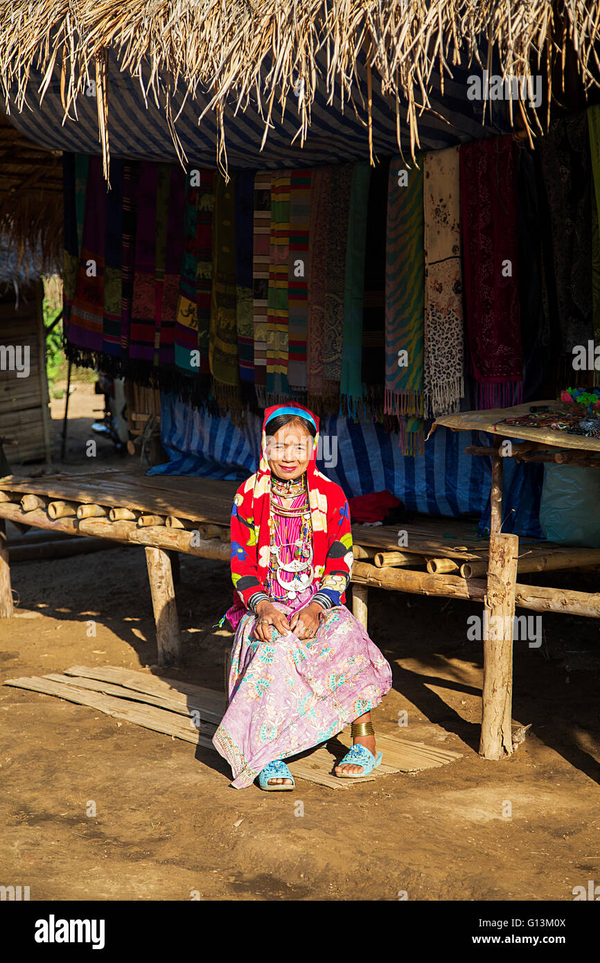 CHIANG MAI, Thailandia - Febbraio 02, 2016: ragazza non identificato da Karen collo lungo borgo vicino a Chiang Mai, Thailandia. Questo villaggio Foto Stock
