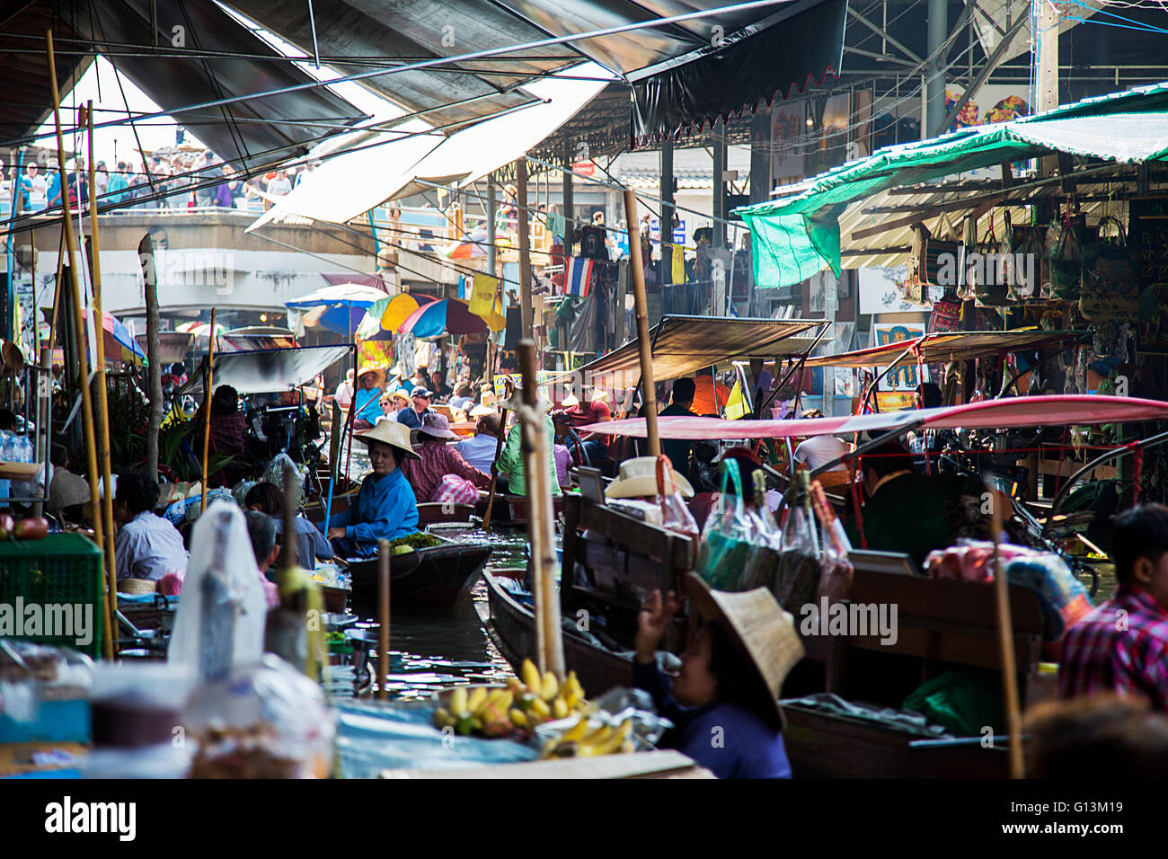 BANGKOK, Tailandia - 29 gennaio 2016: Unidentified locali vendono prodotti freschi cibi cotti e negozio di souvenir mentre attende turistica di bo Foto Stock