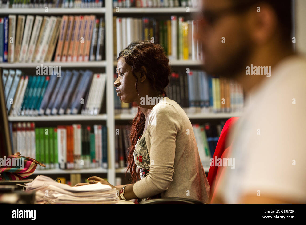 Gli studenti che studiano in biblioteca universitaria Foto Stock