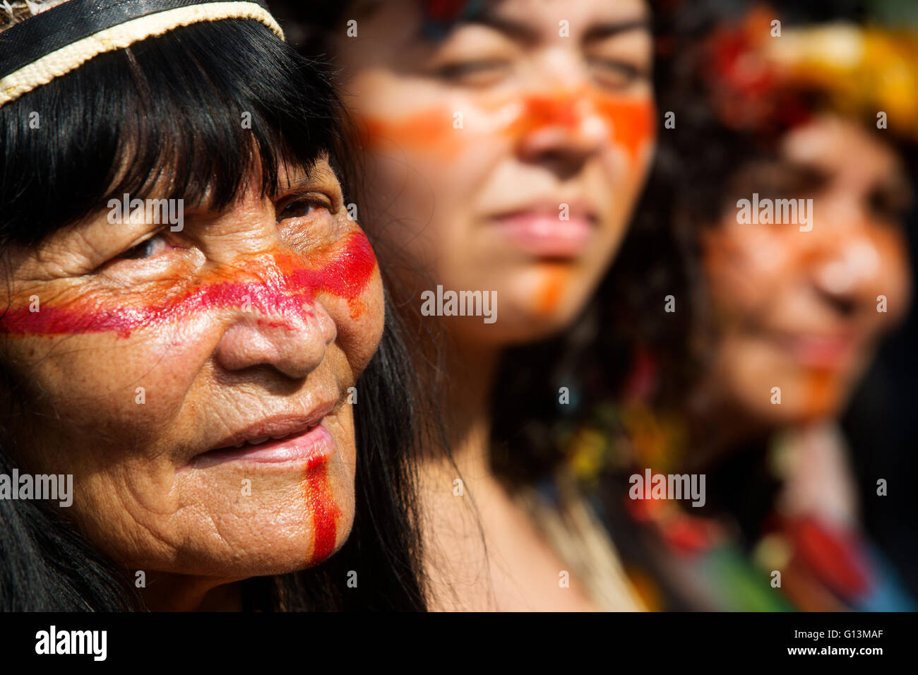 Tradizionale brasiliano womans indiano con facce dipinte riunisce al Parque Laje nel comemoration dell'indiano il Giorno del Brasile Foto Stock