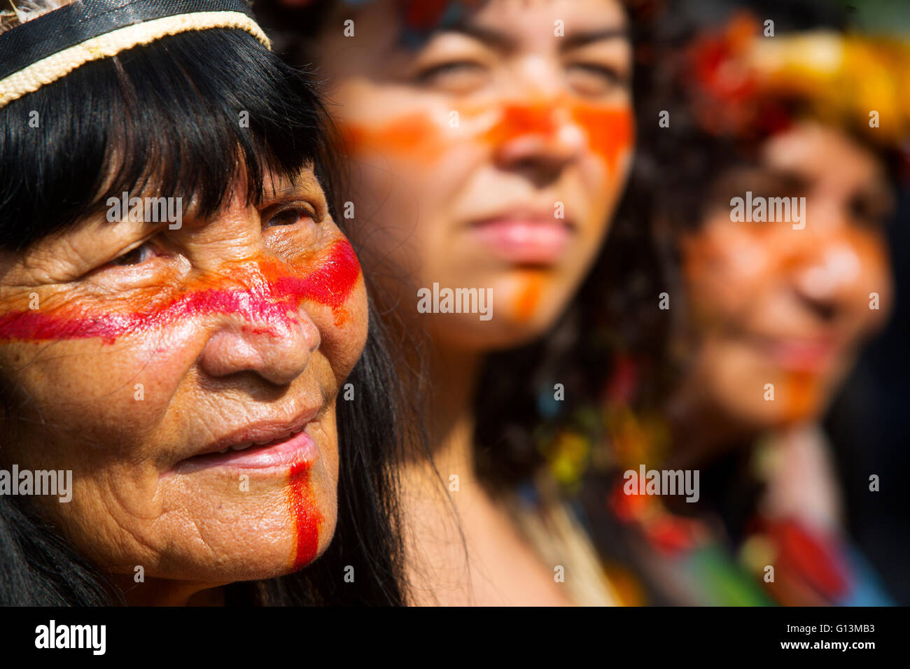 Tradizionale brasiliano womans indiano con facce dipinte riunisce al Parque Laje nel comemoration dell'indiano il Giorno del Brasile Foto Stock