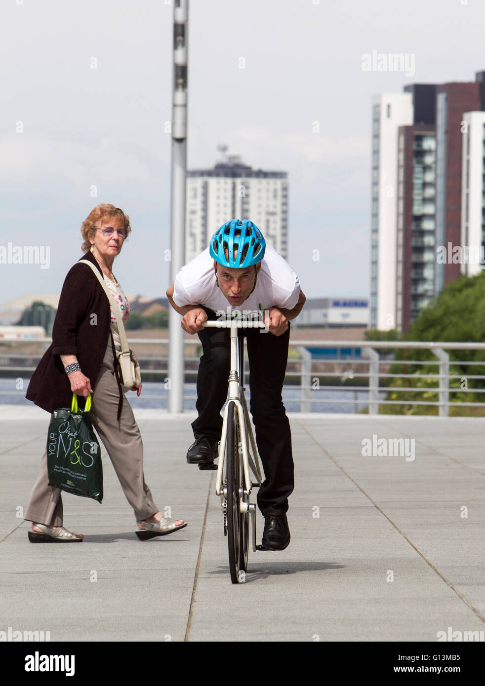 Graeme Obree con moto contro lo skyline di Glasgow Foto Stock