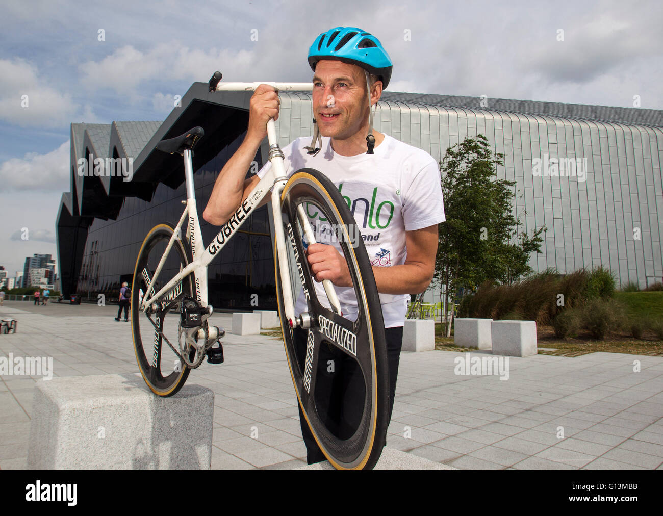 Graeme Obree con moto contro lo skyline di Glasgow Foto Stock