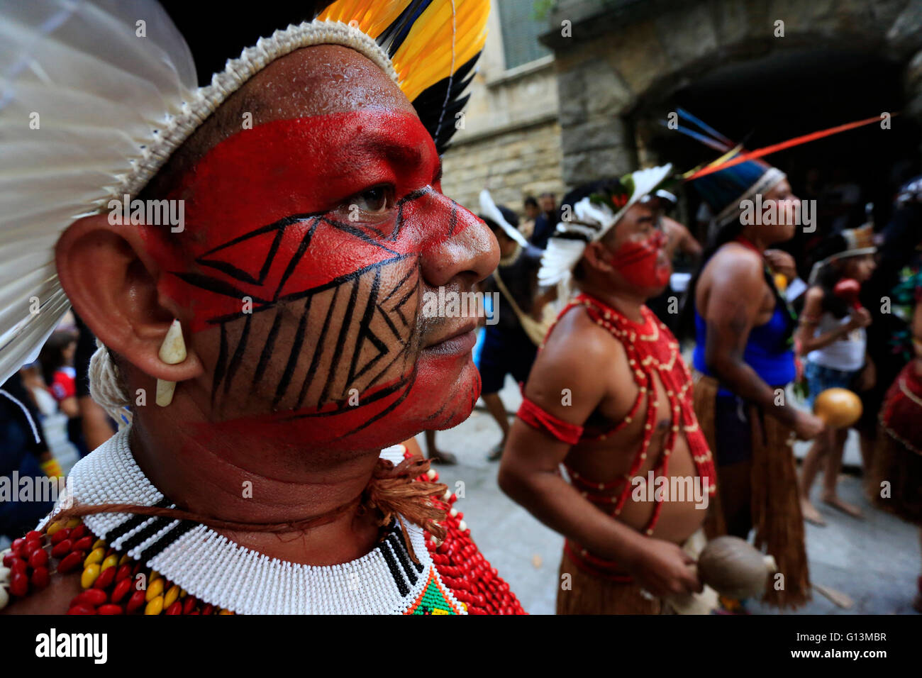 Tradizionale indiana brasiliana con facce dipinte riunisce al Parque Laje nel comemoration dell'indiano il Giorno del Brasile Foto Stock