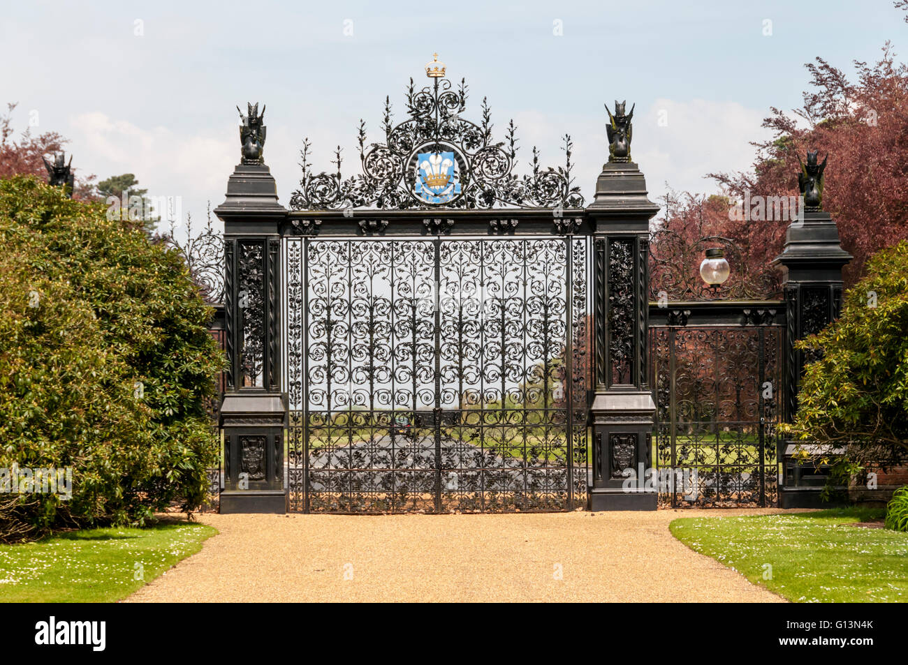 Il Norwich Gates all'ingresso al Sandringham House. Visto da dentro i motivi. Foto Stock