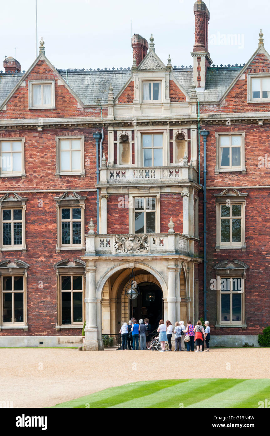 Un tour guidato in attesa di entrare Sandringham House, la residenza reale di Norfolk. Foto Stock