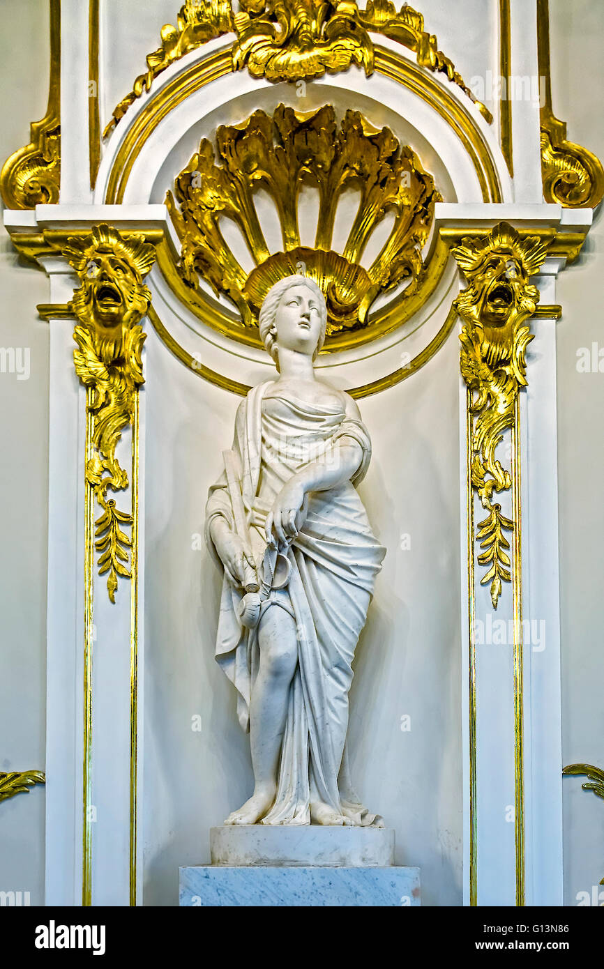 Statua femminile il Palazzo d'inverno San Pietroburgo Russia Foto Stock