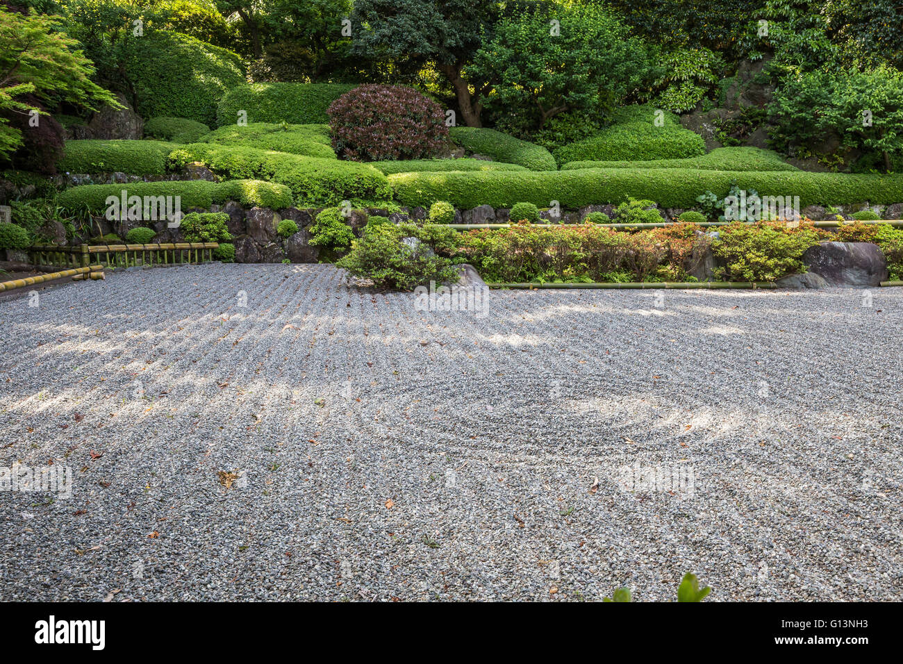 Joken-ji è impostato tra il tranquillo paesaggio di boschi, con un piccolo giardino zen nel retro Foto Stock