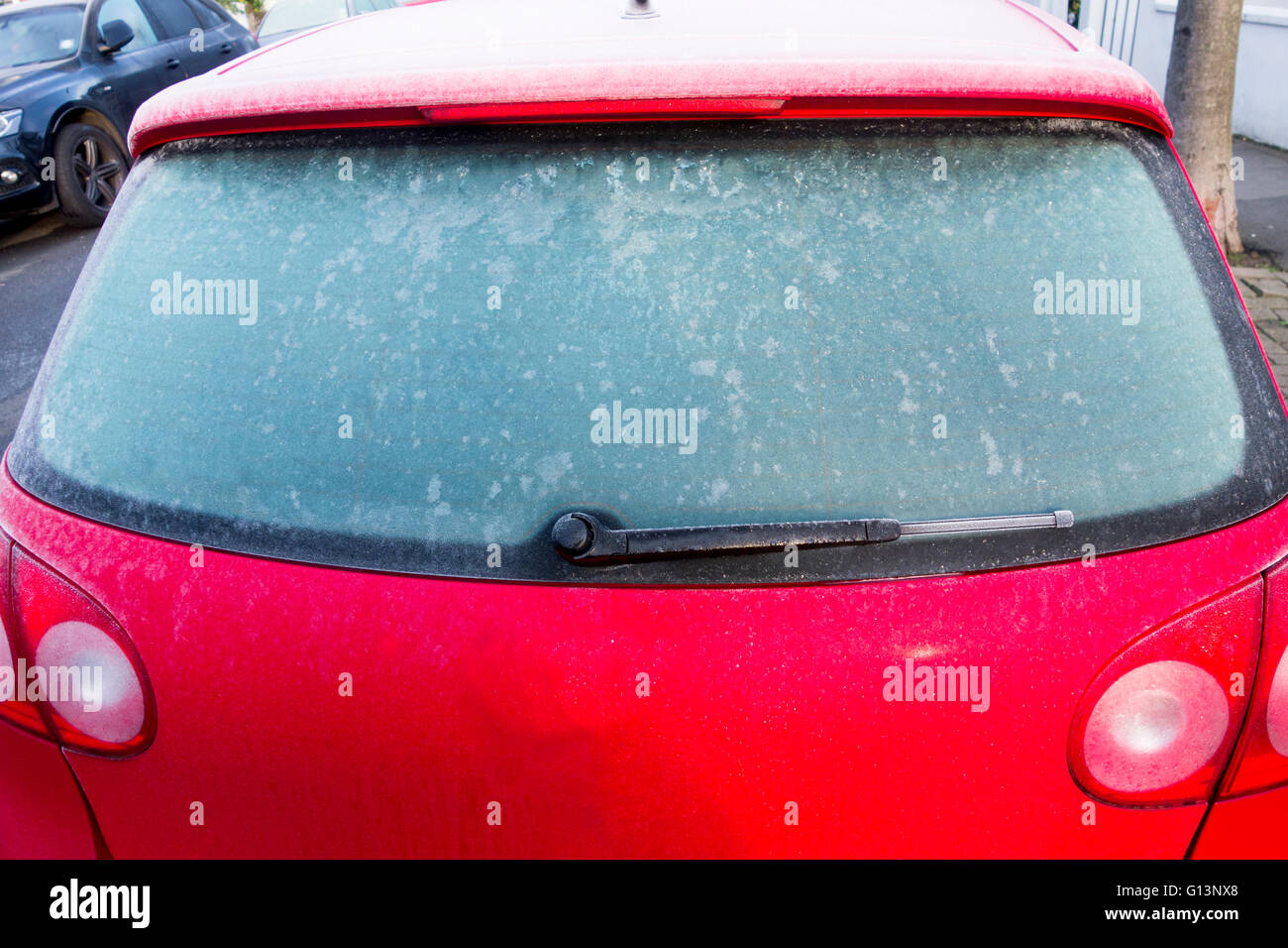 Un congelate, frosty parabrezza posteriore di un automobile Foto Stock Un congelate, frosty parabrezza posteriore di un automobile Foto Stock
