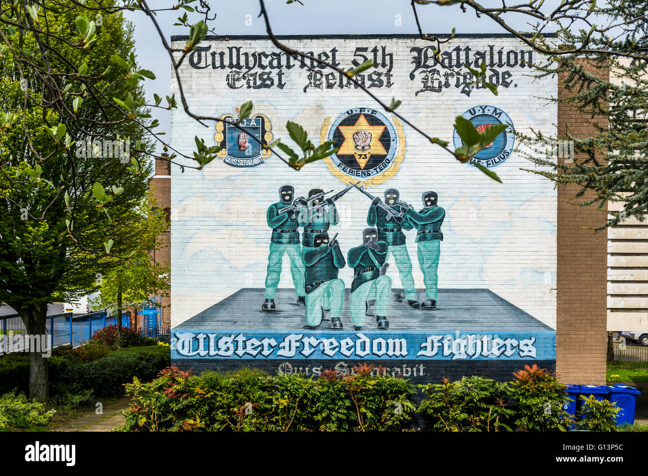 UFF murale che mostra banditi armati in Ballybeen area di East Belfast. Foto Stock