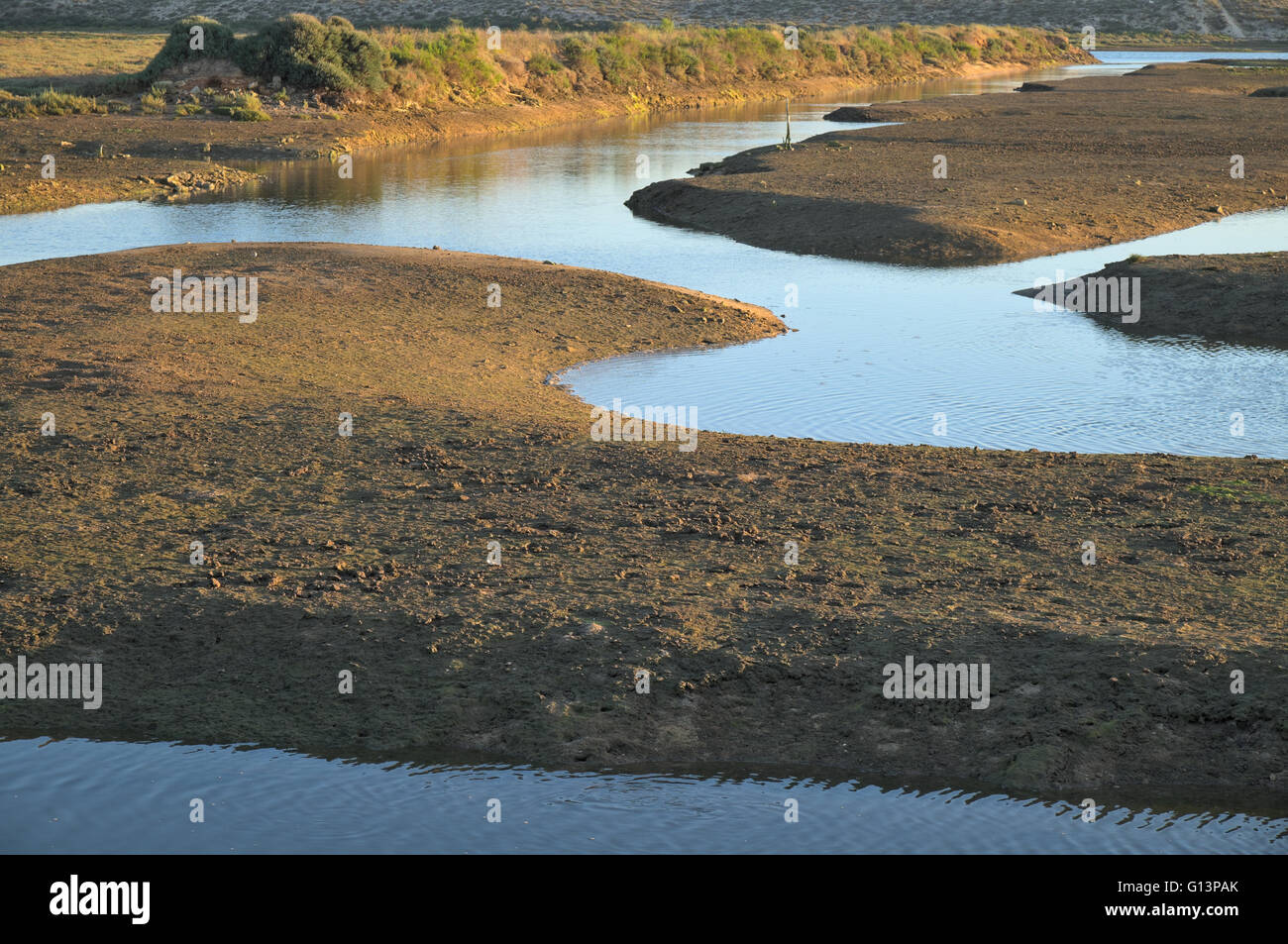 Flussi di acqua catturata a Ria Formosa la riserva naturale in Algarve, PORTOGALLO Foto Stock