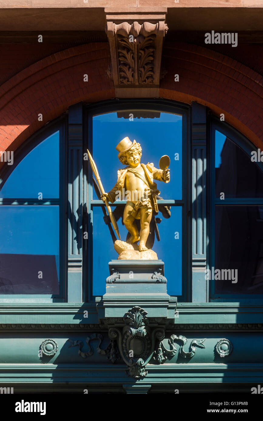 New York, NY 8 maggio 2016 una foglia oro statua di Puck adorna il Lafayette Street ingresso del puck Building in Noho quartiere di Manhattan. © Stacy Rosenstock Walsh Foto Stock