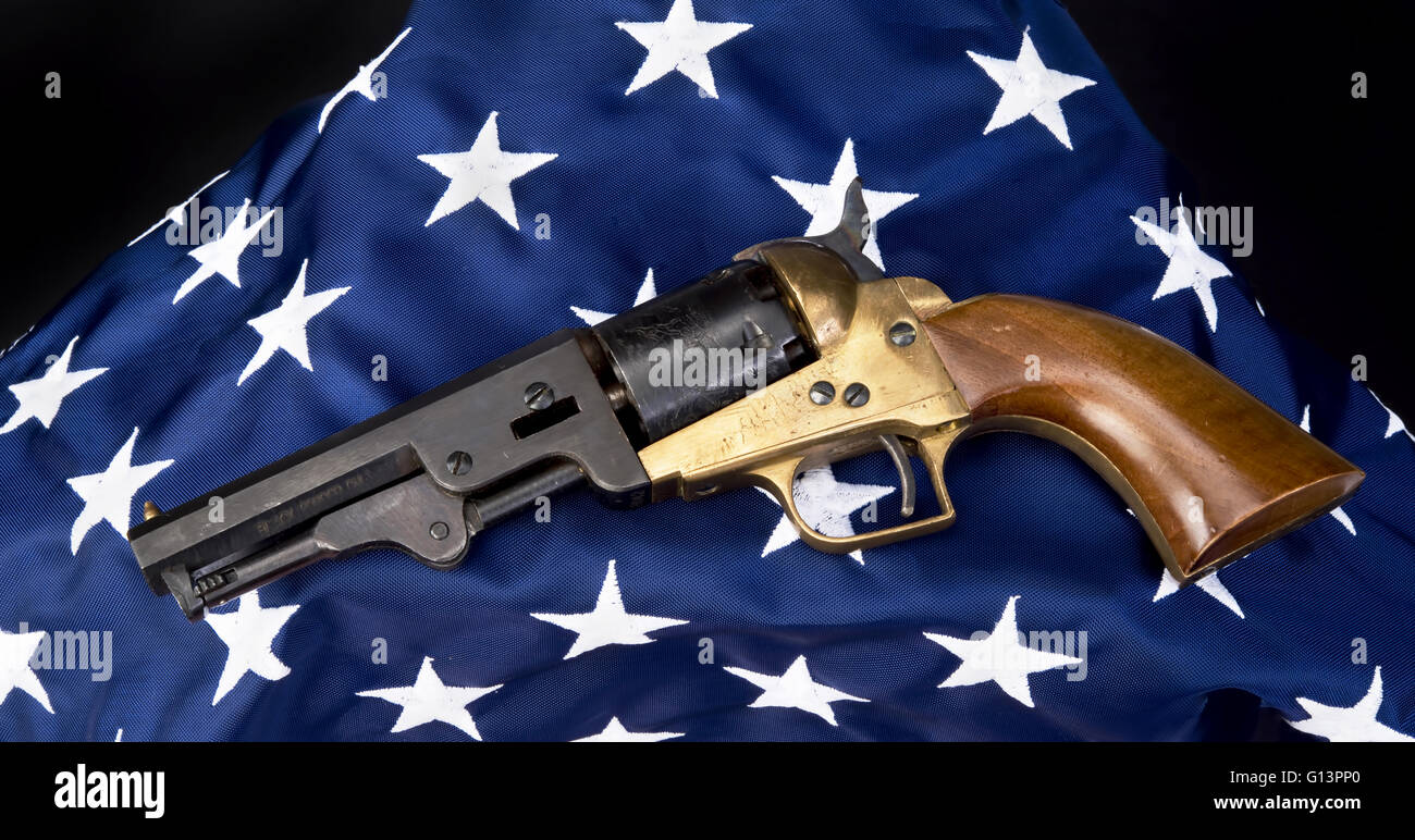 Il vecchio west sei shooter pistola sulla bandiera americana. Foto Stock