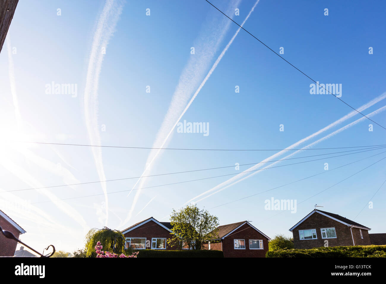 Sentiero dei vapori percorsi dal piano aerei aerei aerei sentiero a sinistra in cielo Lincolnshire UK Inghilterra Foto Stock