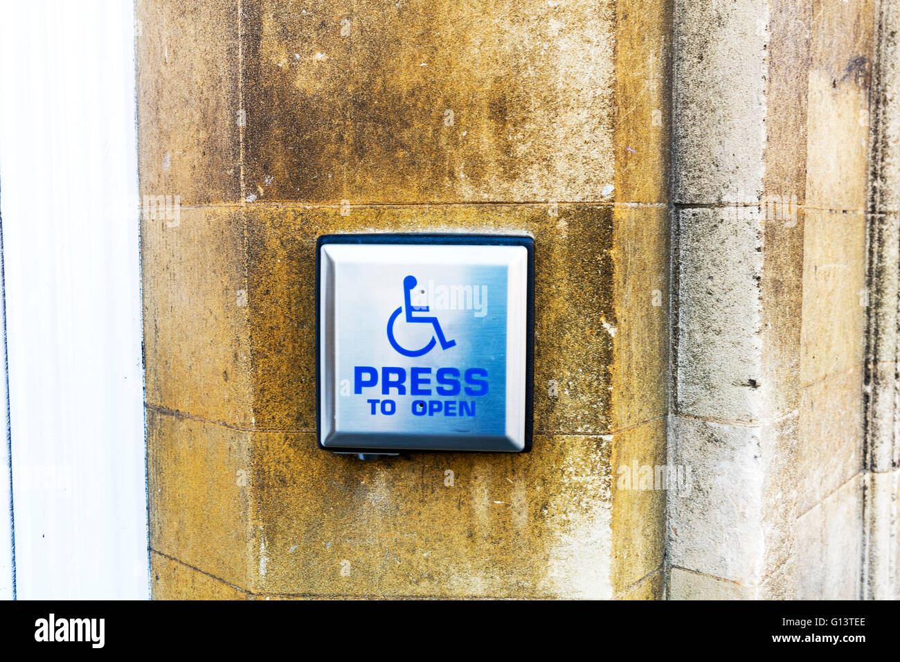 Accesso per disabili pulsante sulla parete premere per aprire Aiuto assistenza facilità di sedia a rotelle Accessibilità aiutando alleggerimento REGNO UNITO Inghilterra Foto Stock
