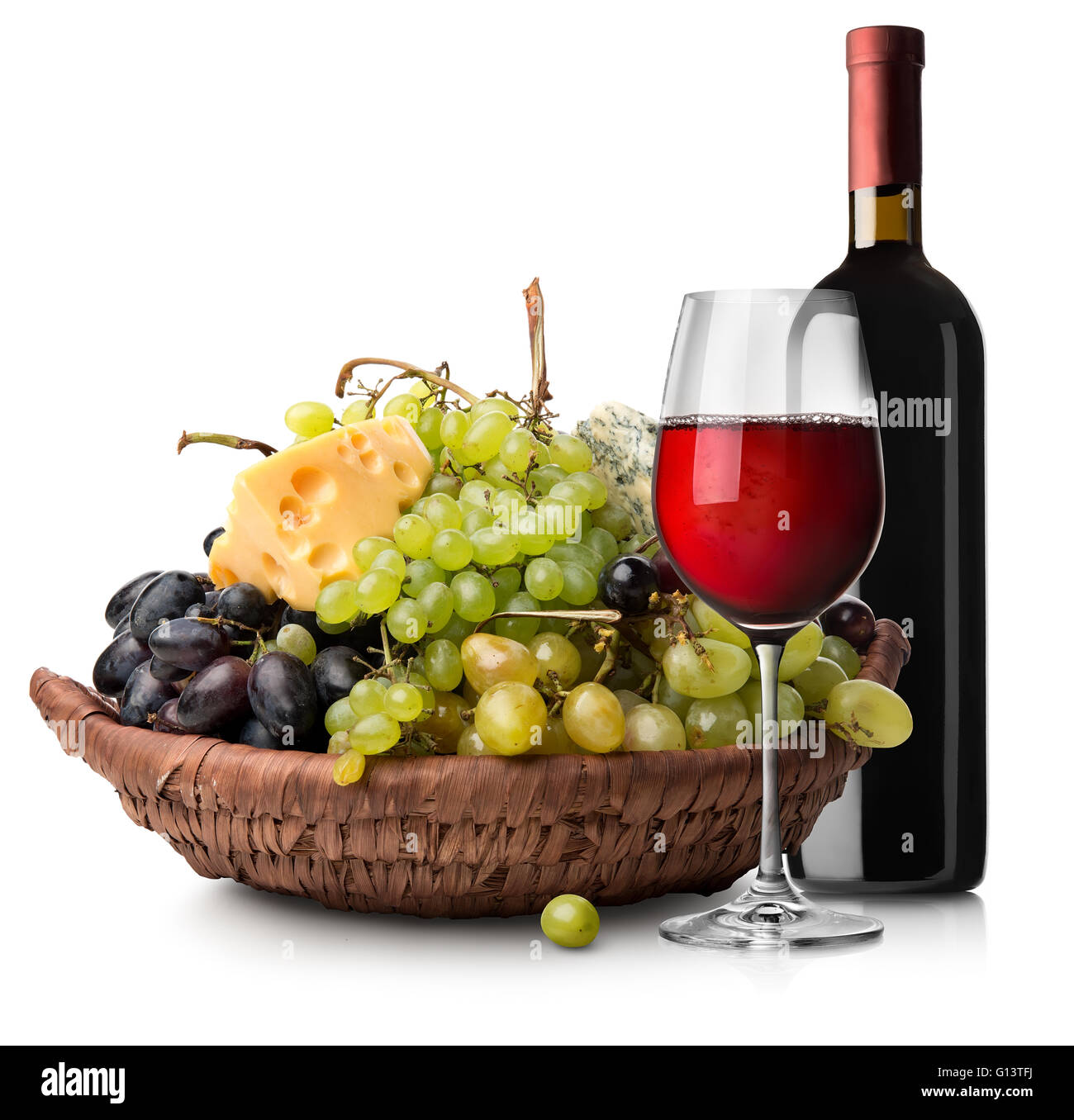 Frutta con formaggio e vino isolato su sfondo bianco Foto Stock