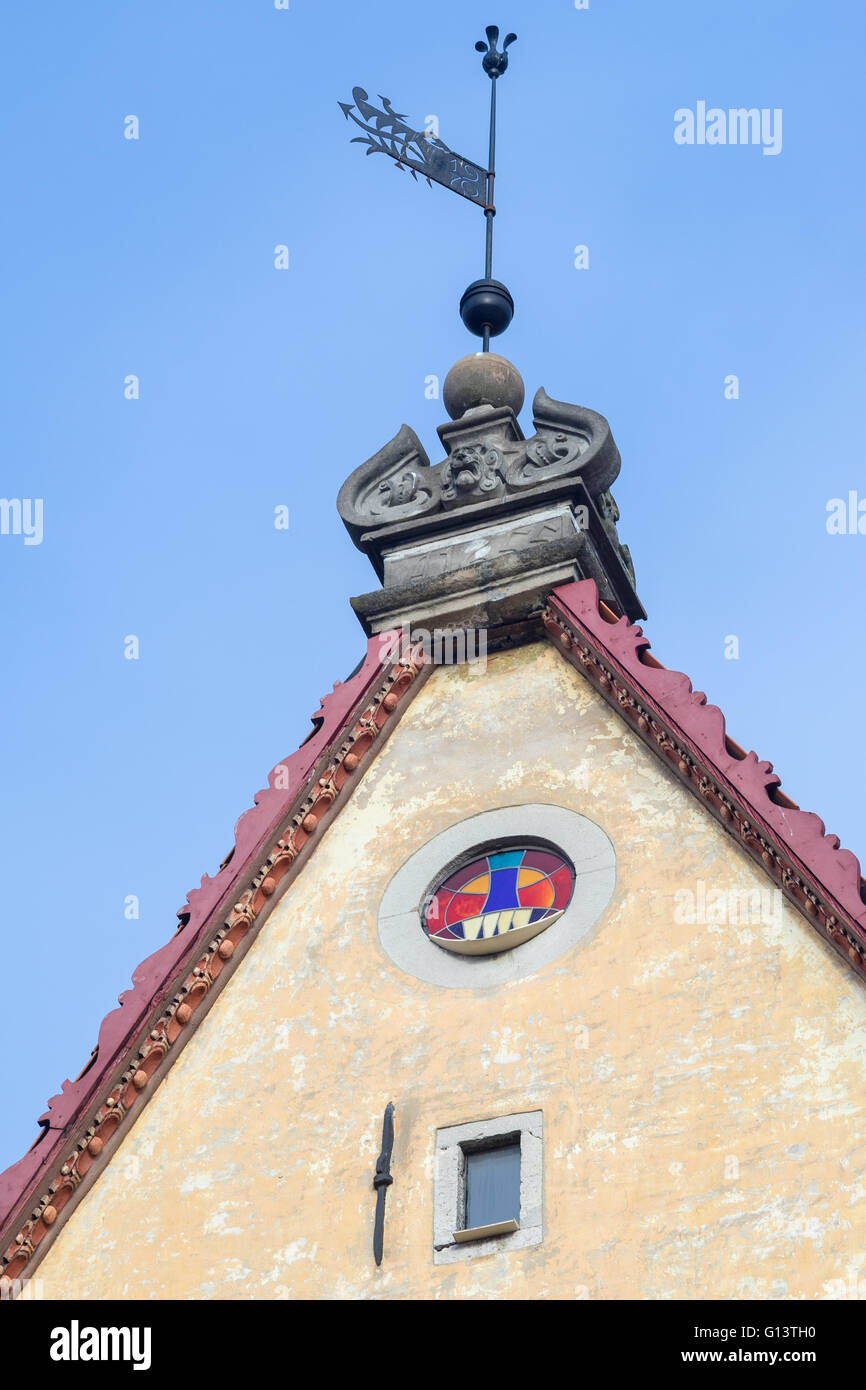 Vetrata e vento-paletta sul tetto della casa medioevale. Da ora la costruzione di Tallinn City Theatre Foto Stock