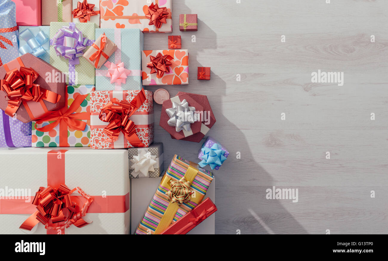 Un sacco di regali colorati su un tavolo di legno vista dall'alto , la copia in bianco di spazio, celebrazione e concetto di Natale Foto Stock