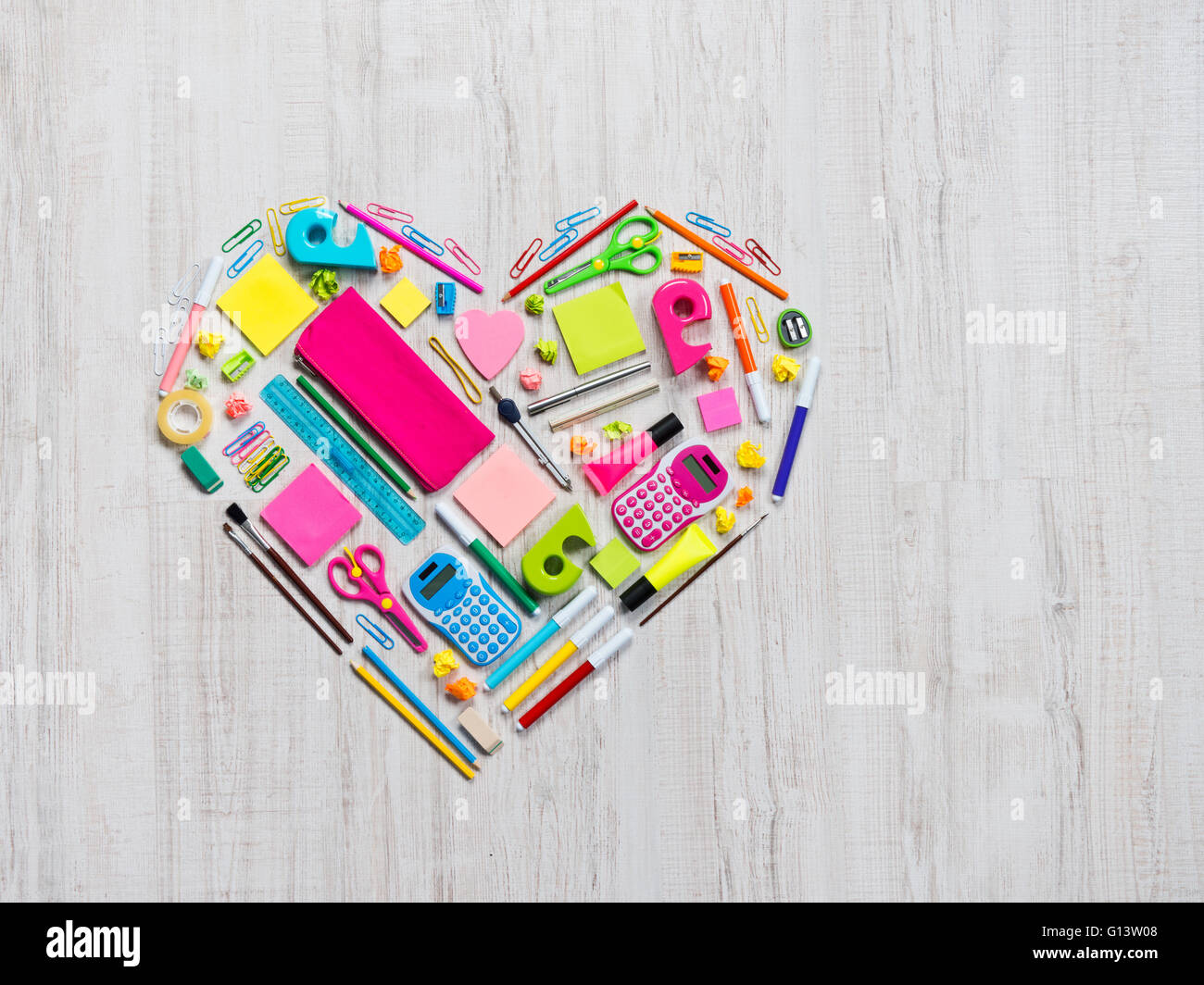 Colorato forma di cuore composta di cancelleria e materiale per ufficio oggetti. Foto Stock