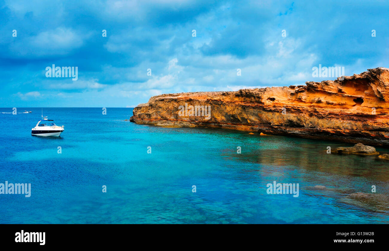 Vista di Punta de Sa Pedrera costa in Formentera, isole Baleari, Spagna Foto Stock