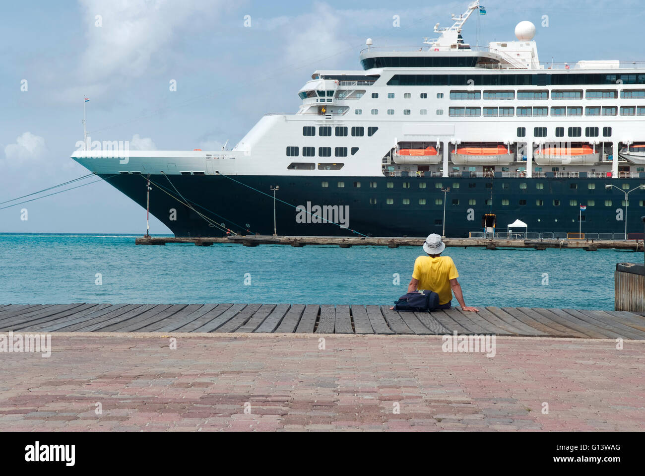 Grande nave da crociera ormeggiata al porto di Aruba, Isole dei Caraibi Foto Stock