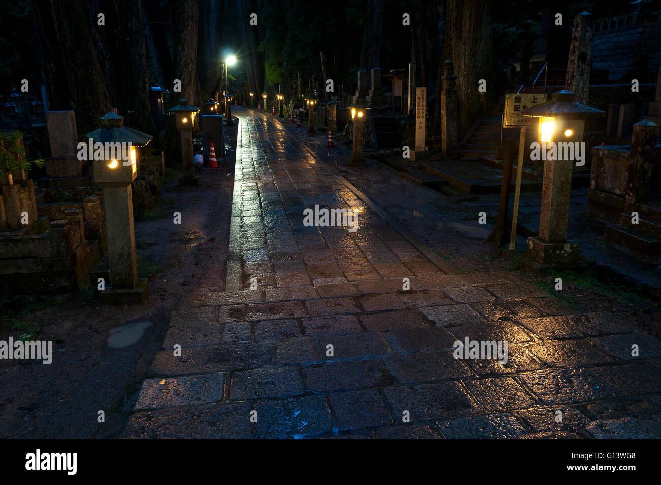 Nighton la strada presso il cimitero di Okunoin, Koya san, Giappone Foto Stock