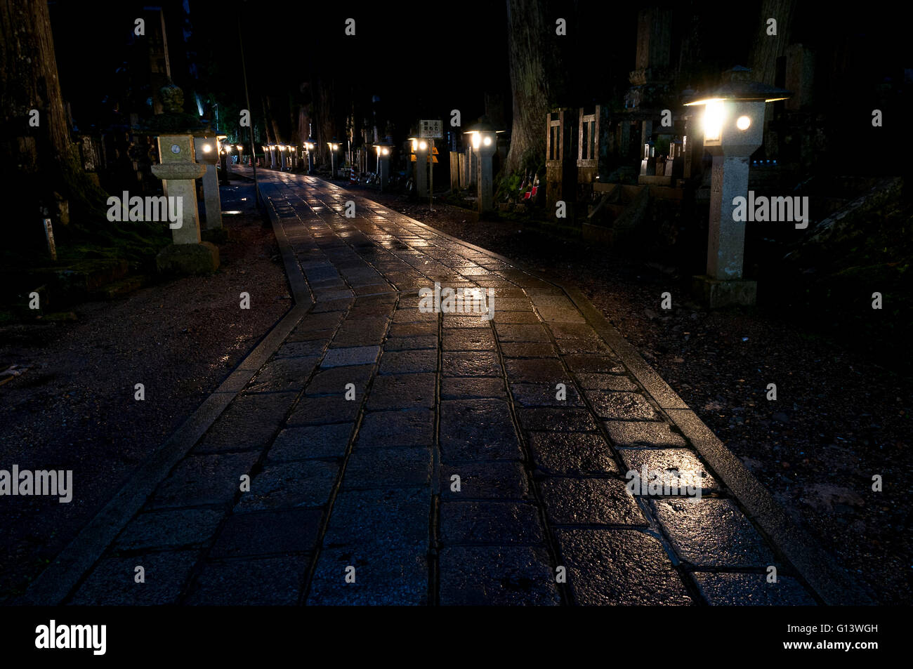 Nighton la strada presso il cimitero di Okunoin, Koya san, Giappone Foto Stock