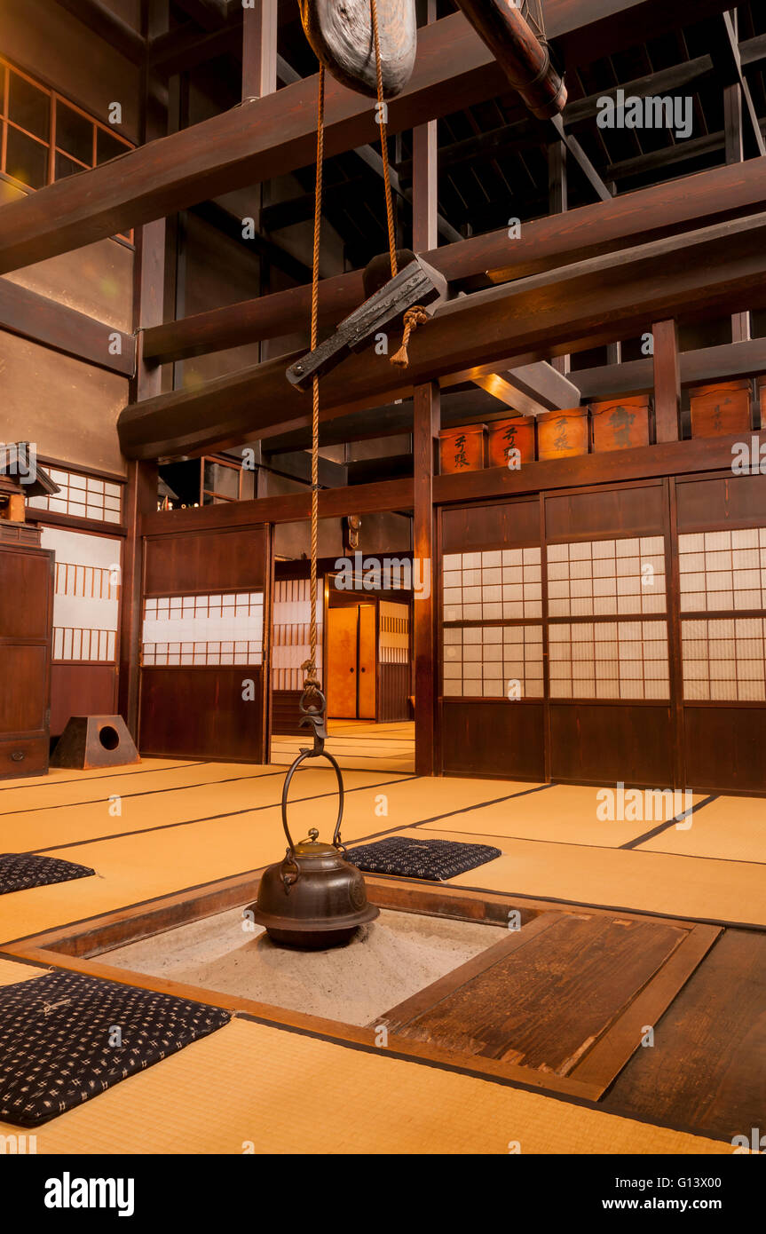 Tradizionale casa giapponese interno con tè pentola sopra il camino Foto Stock