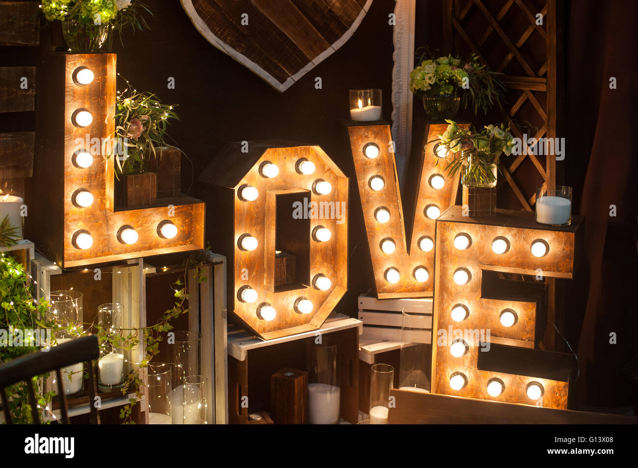 Lettere di amore con le luci all'interno di studio Foto Stock