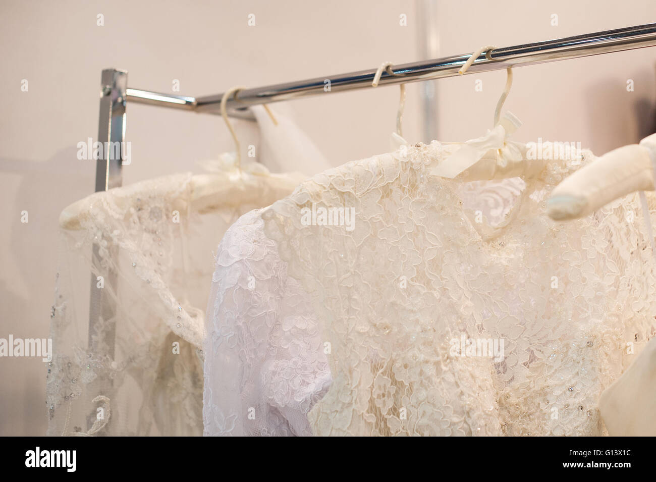 Bella bianco crema abiti da sposa di seta chiffon Foto Stock