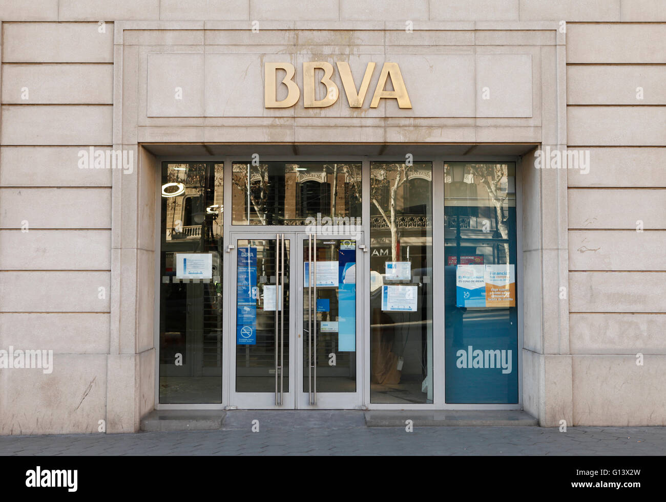 BBVA Banco Bilbao Vizcaya Argentaria S.A, con la gente che camminava passato, sul Paseo de Gracia, Barcellona, Spagna Foto Stock