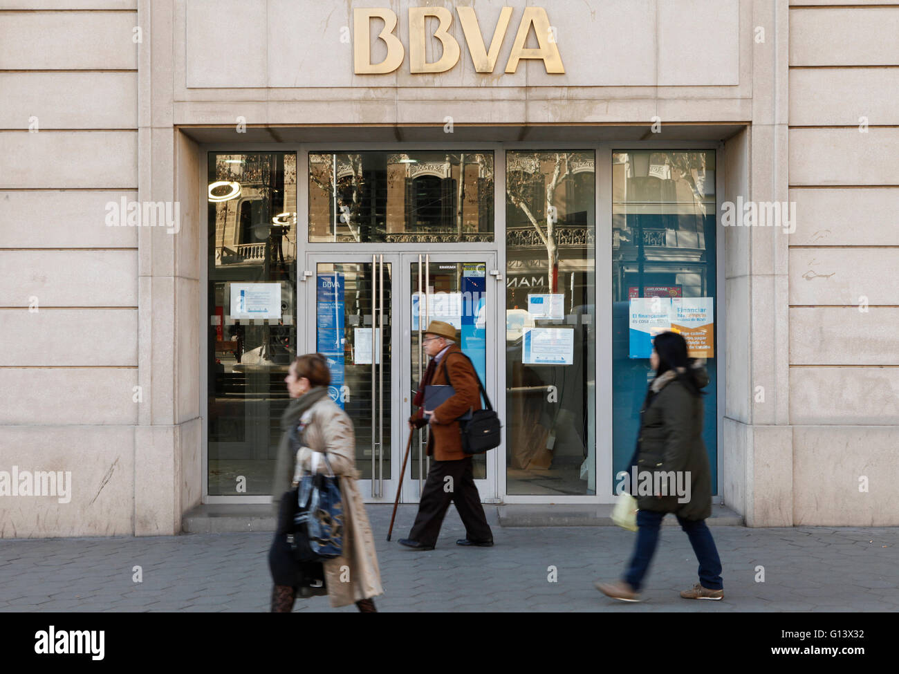 BBVA Banco Bilbao Vizcaya Argentaria S.A, con la gente che camminava passato, sul Paseo de Gracia, Barcellona, Spagna Foto Stock