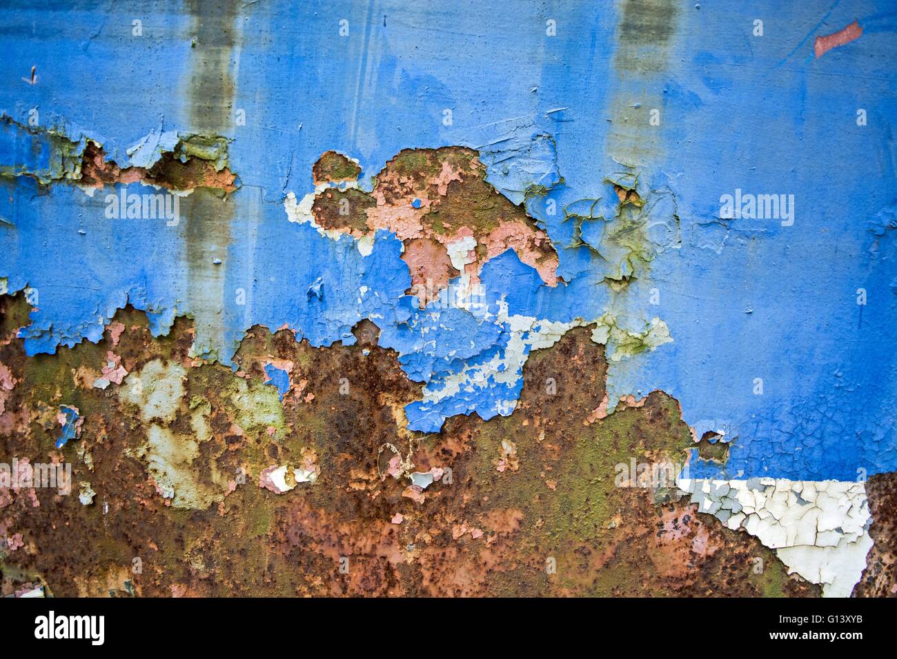 Vecchio e danneggiato, incrinato vernice sulle superfici di stagno. Foto Stock